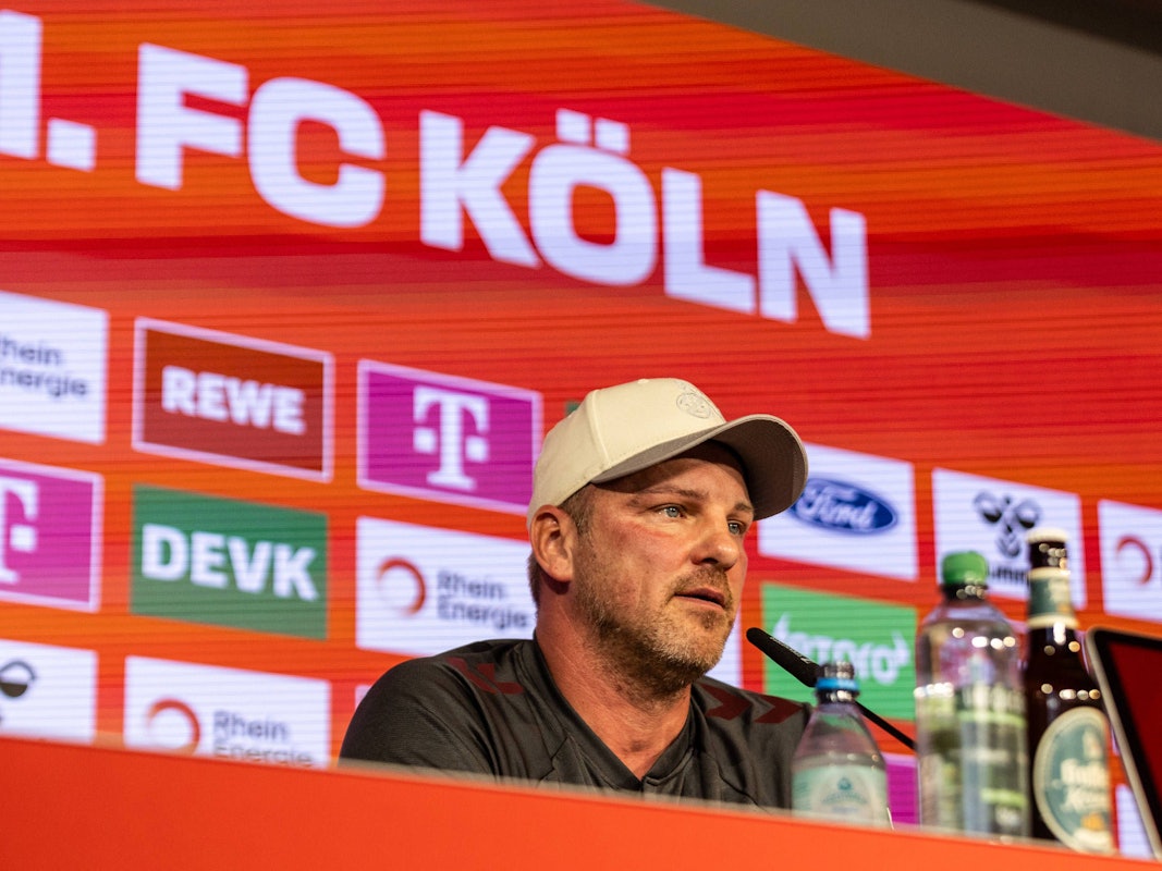Lukas Kwasniok (1. FC Köln) sitzt am 25. Februar 2026 auf dem Podium und beantwortet Fragen.