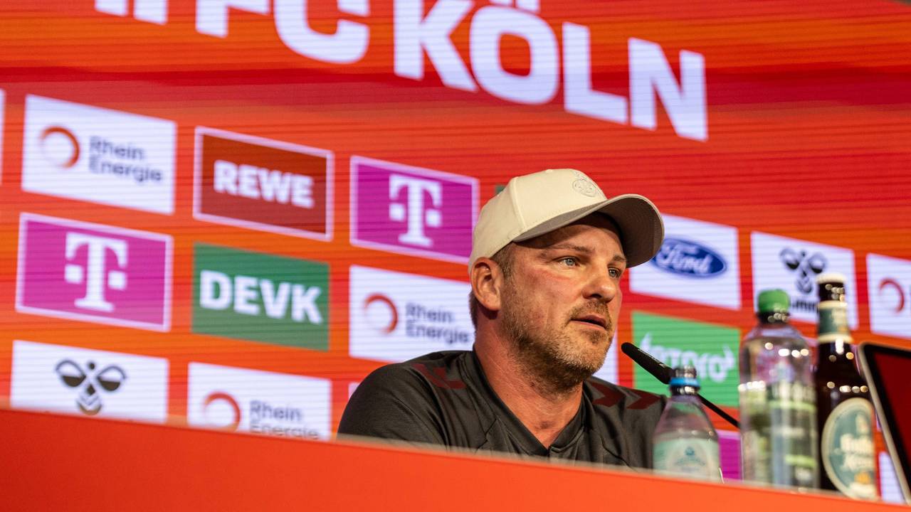 Lukas Kwasniok (1. FC Köln) sitzt am 25. Februar 2026 auf dem Podium und beantwortet Fragen.