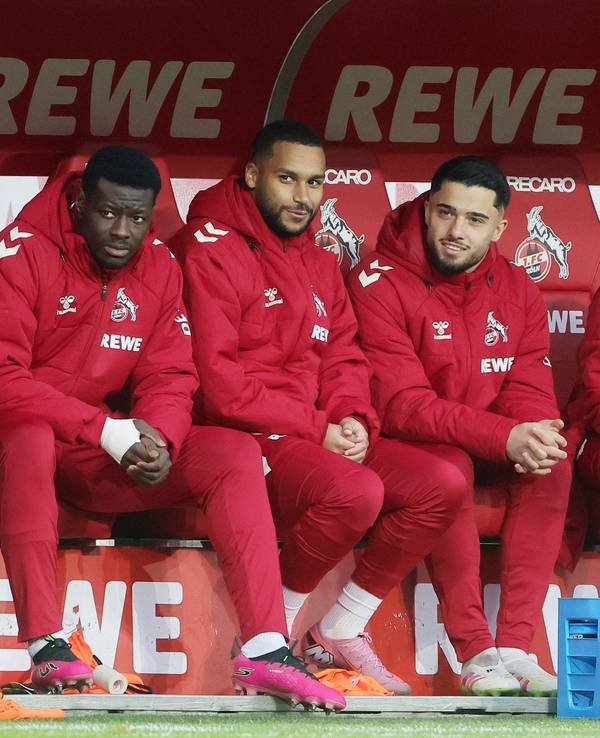 Ragnar Ache, Linton Maina, Jusuf Gazibegovic und Florian Kainz (von links) sitzen beim FC in Winterjacken auf der Bank.