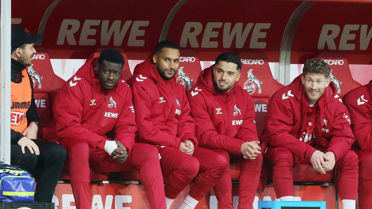 Ragnar Ache, Linton Maina, Jusuf Gazibegovic und Florian Kainz (von links) sitzen beim FC in Winterjacken auf der Bank.