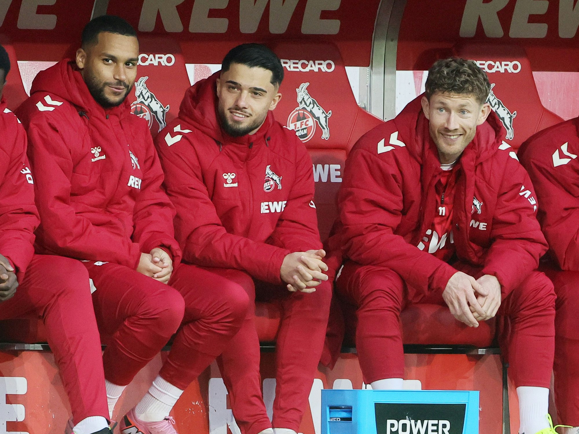 Linton Maina, Jusuf Gazibegovic und Florian Kainz auf der FC-Bank