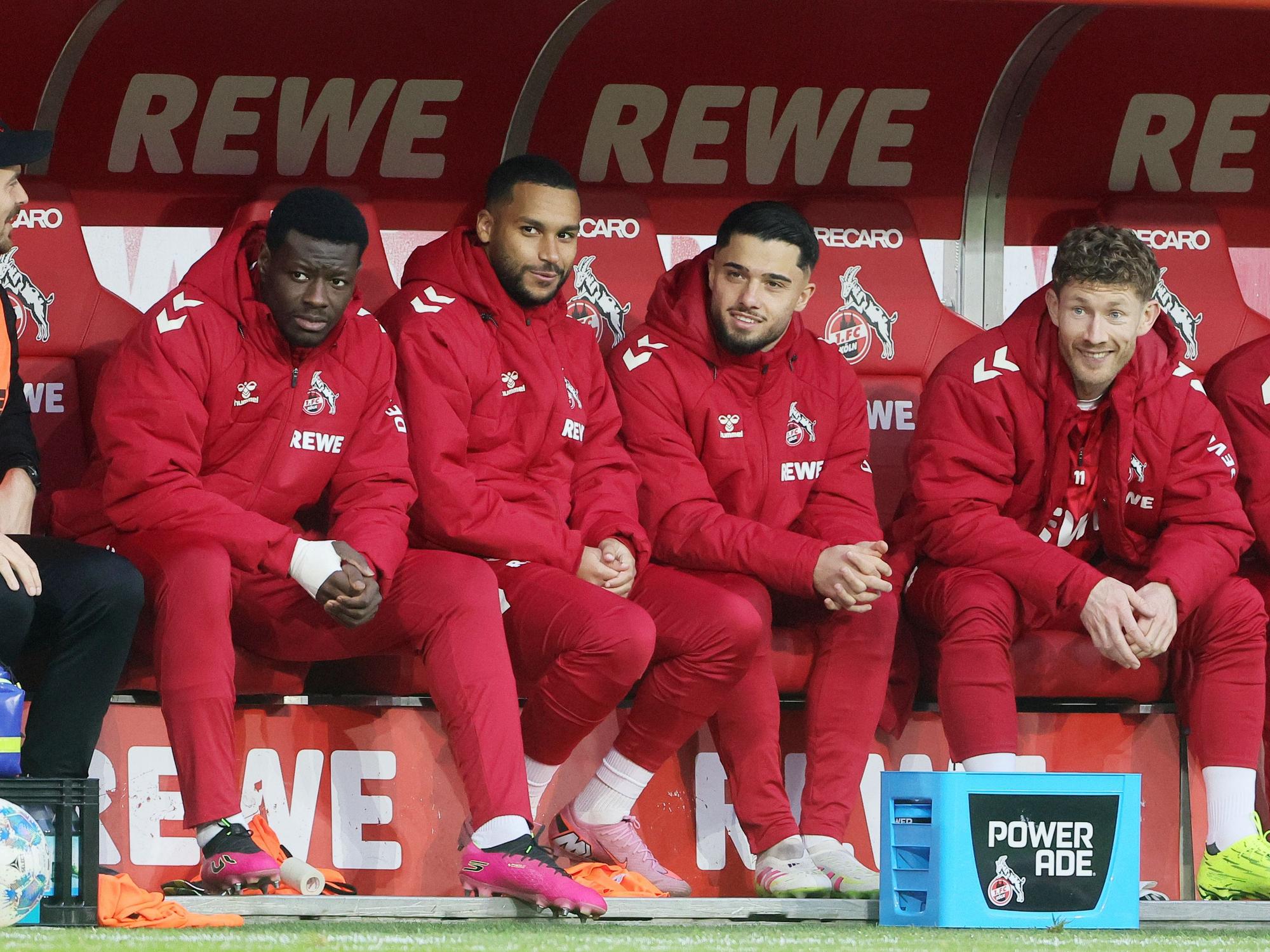 Ragnar Ache, Linton Maina, Jusuf Gazibegovic und Florian Kainz (von links) sitzen beim FC in Winterjacken auf der Bank.
