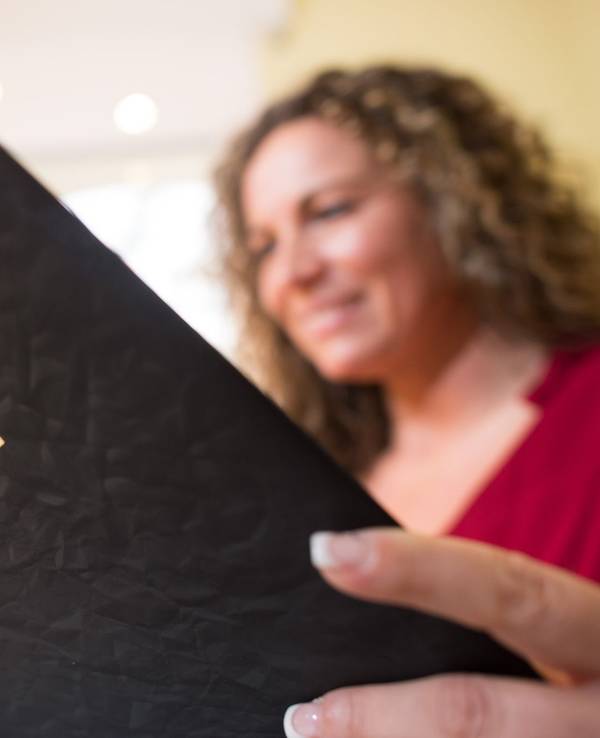 Frau liest in einer Mappe mit der Aufschrift «Zeugnisse»
