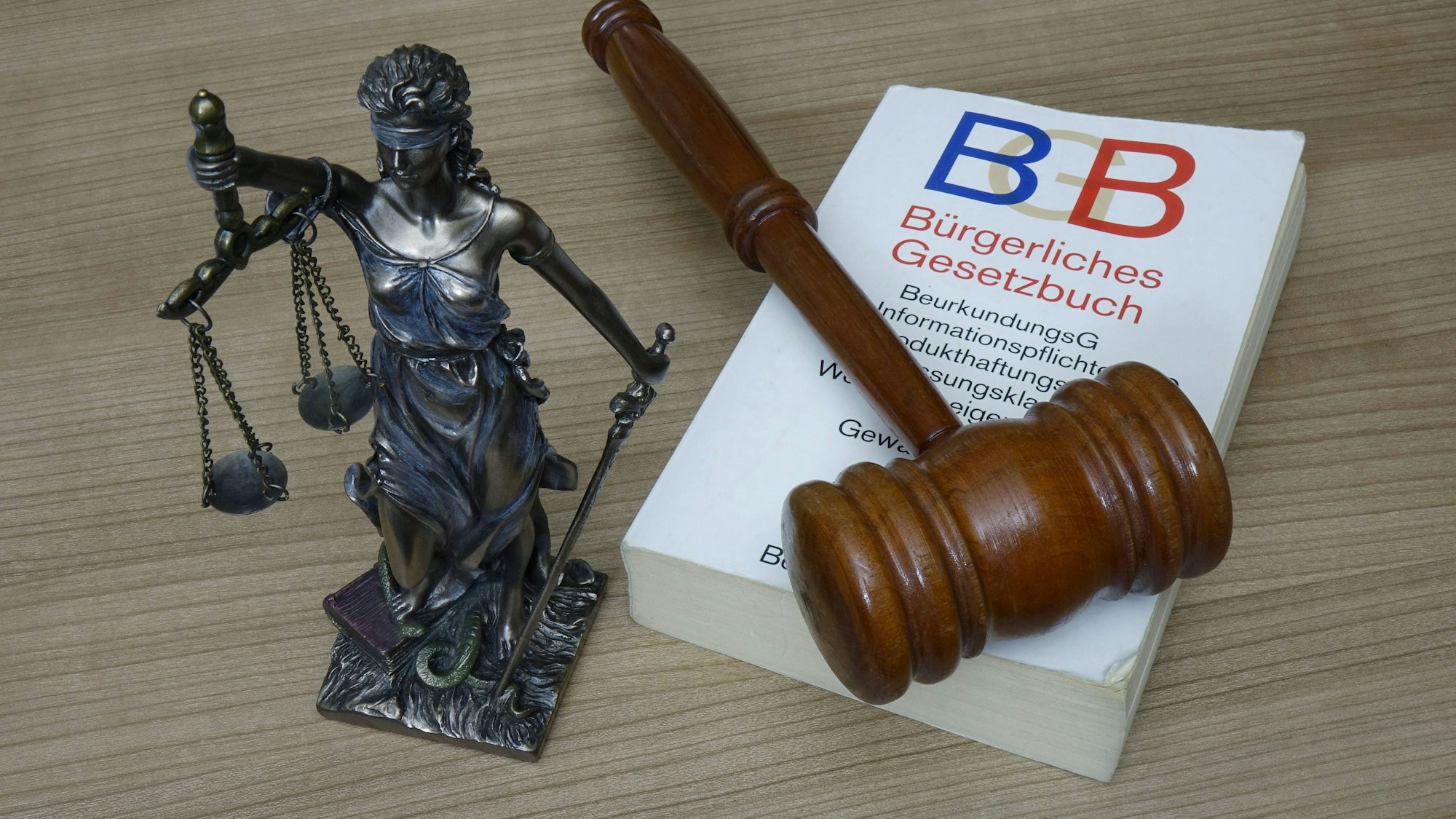 Justitia, Gesetzbuch und Gerichtshammer