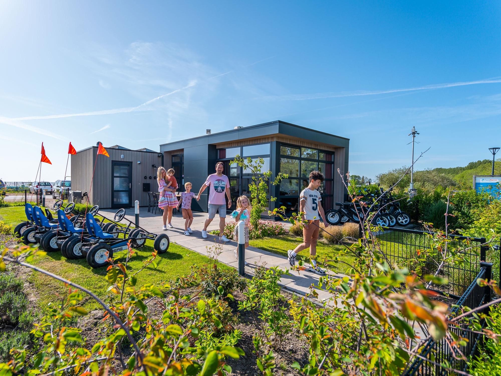 Ferienpark mit fröhlicher Familie