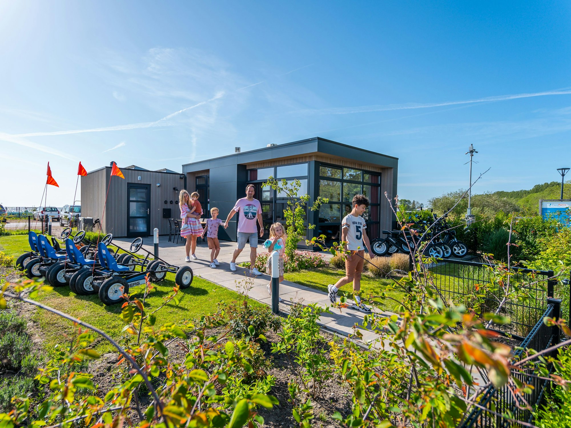 Ferienpark mit fröhlicher Familie