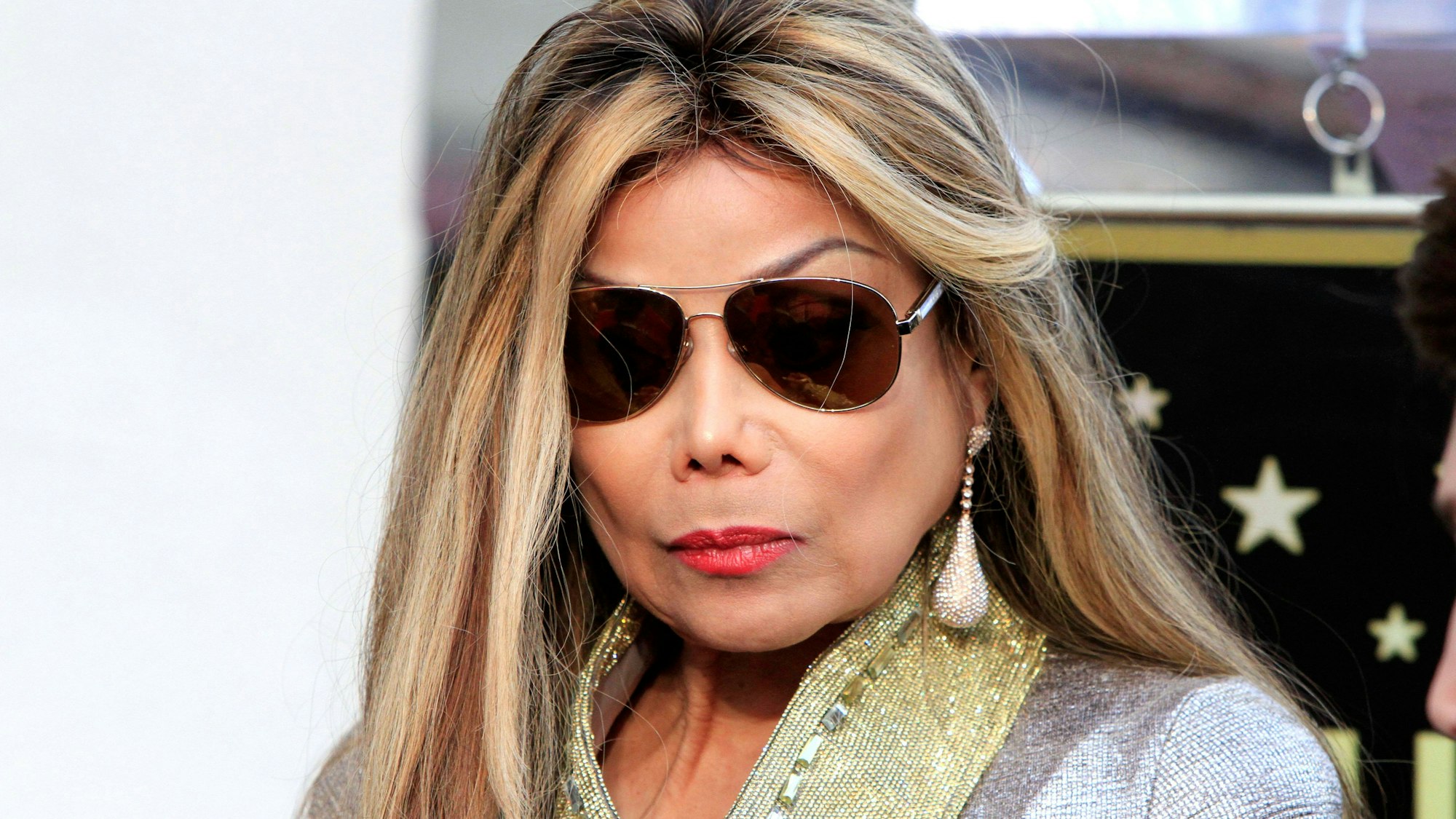 La Toya Jackson mit großer Sonnenbrille.