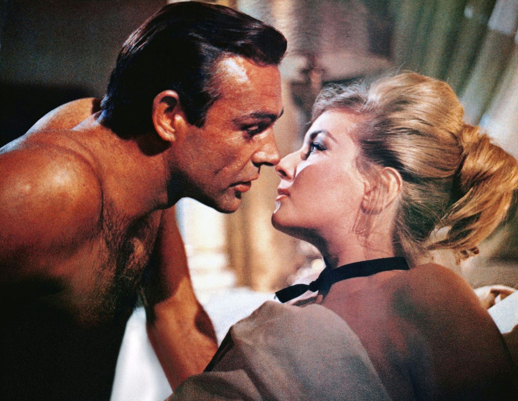 James (Sean Connery) kann es einfach nicht lassen: Mit der schönen Russin Tatjana (Daniela Bianchi) hat der smarte Agent eine Liebesaffäre. (Bild: RTL / (c) 1963 Danjaq, LLC and Metro-Goldwyn-Mayer Studios Inc. All Rights Reserved)