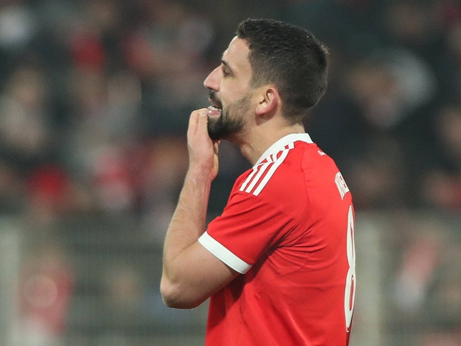 Rani Khedira fährt sich bei einem Spiel von Union Berlin mit der Hand durch das Gesicht.