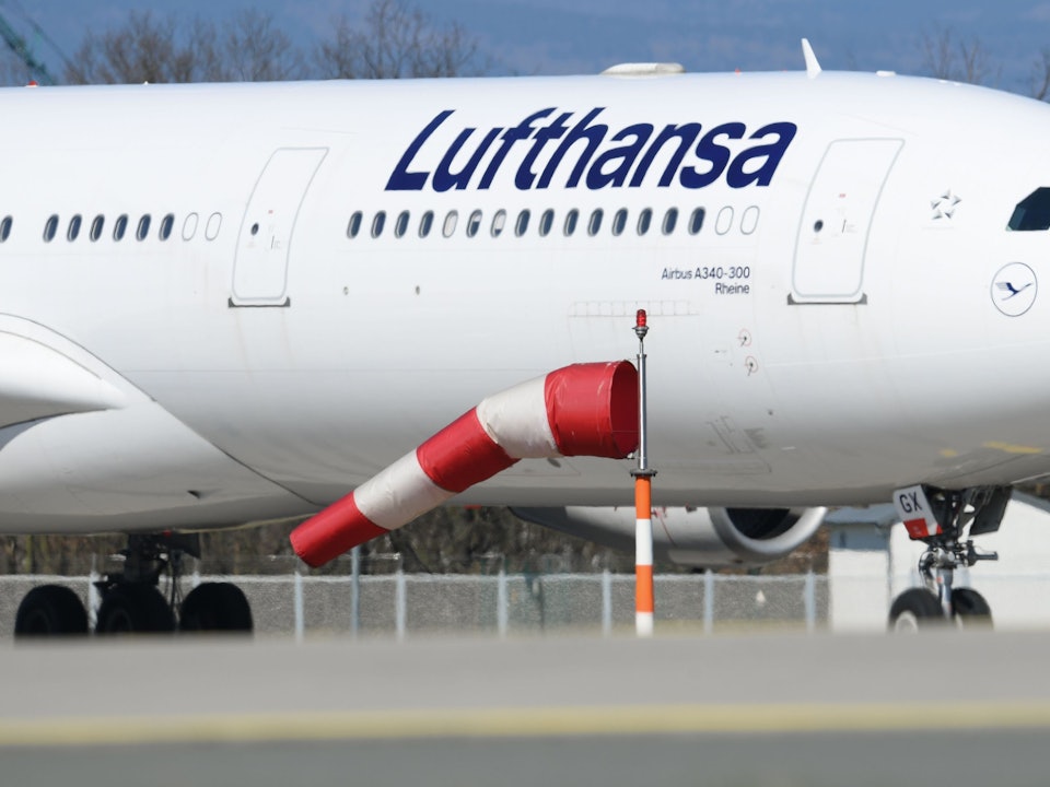 Ein Airbus A340-300 der Lufthansa auf der Landebahn Nordwest des Frankfurter Flughafens.