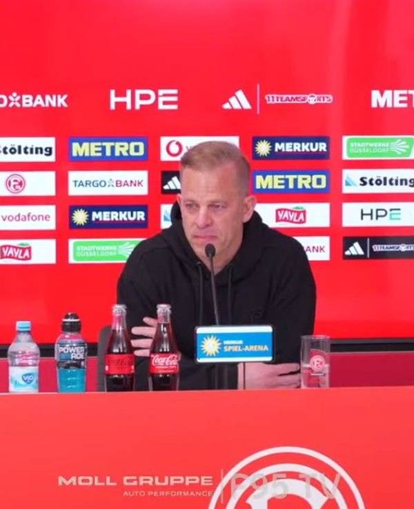 Markus Anfang sitzt auf einer Pressekonferenz mit Tränen in den Augen.
