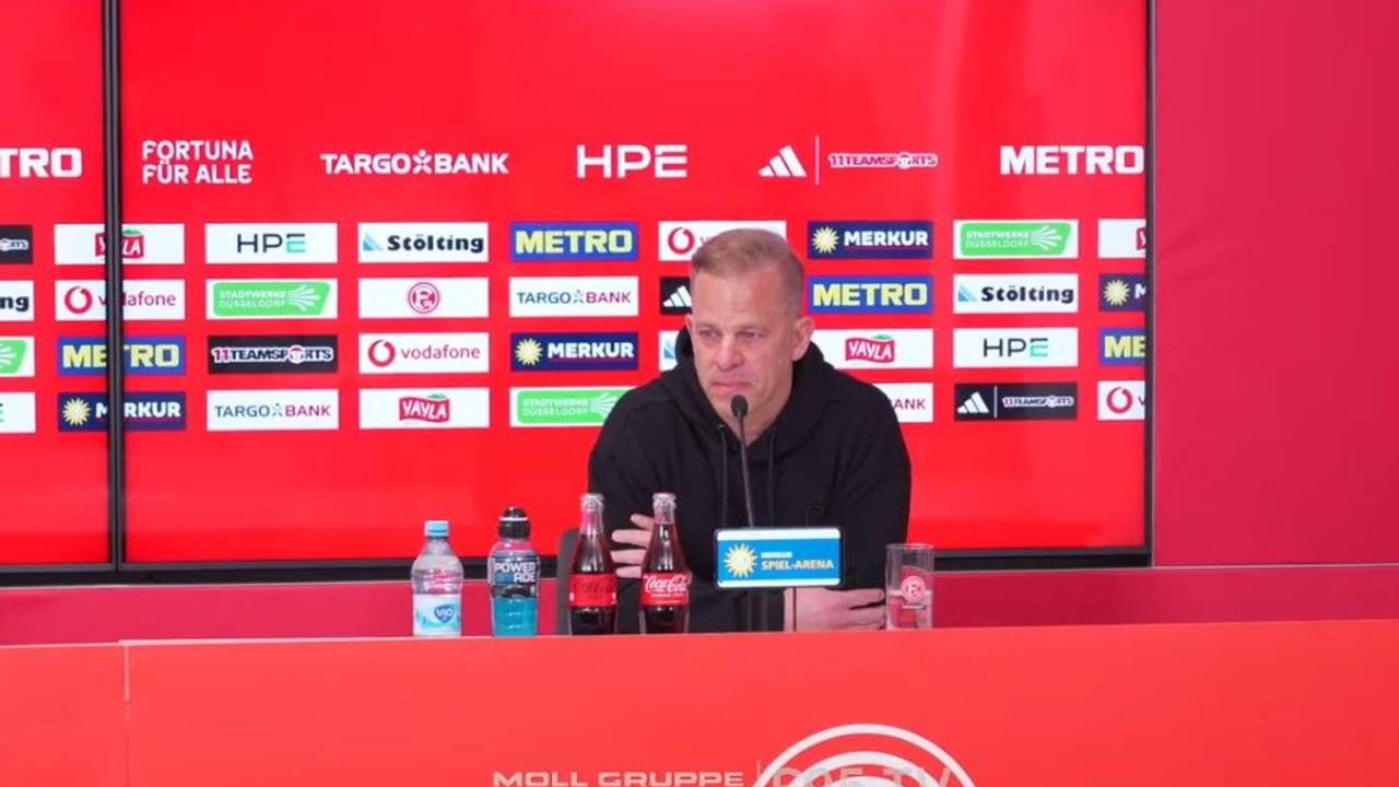 Markus Anfang sitzt auf einer Pressekonferenz mit Tränen in den Augen.