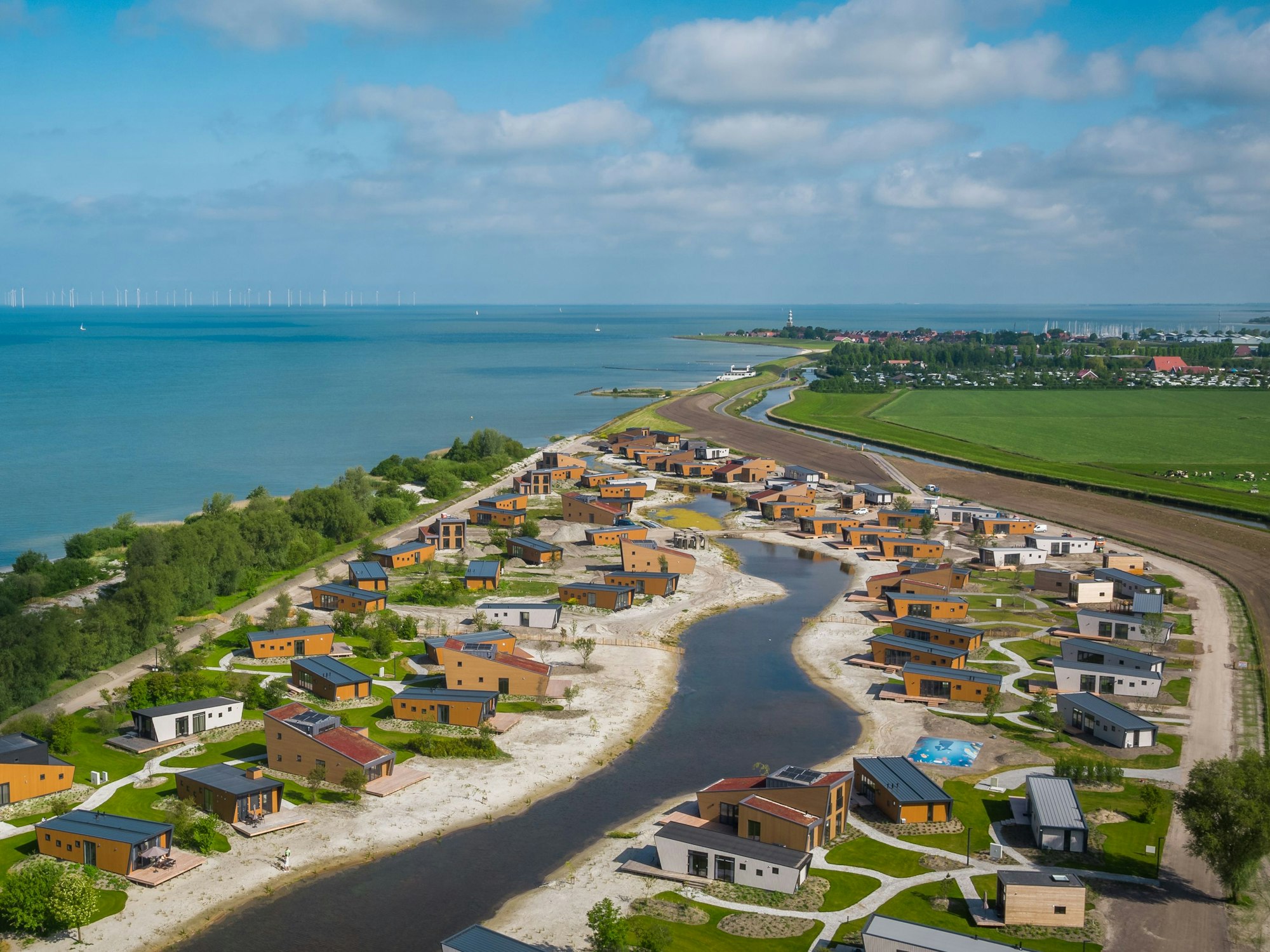 Übersicht über einen Ferienpark direkt an einem Gewässer