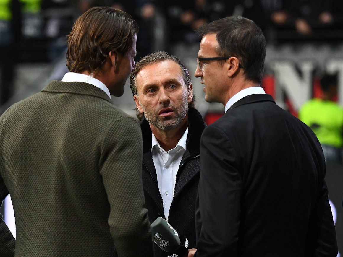 Roman Weidenfeller, Thomas Doll und Fredi Bobic sprechen bei einem Fußballspiel miteinander.