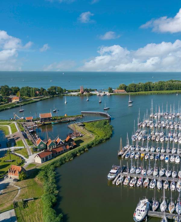 Zuiderzeemuseum und Compagnieshaven in Enkhuizen. Provinz Nordholland in den Niederlanden Luftaufnahme mit Zuiderzeemuseum, Compagnieshaven und IJsselmeer, Enkhuizen, Nordholland, Niederlande, Europa Copyright: xZoonar.com/JürgenxWackenhutx 19850417