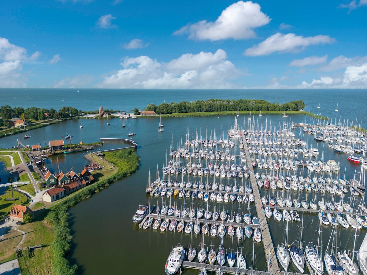 Zuiderzeemuseum und Compagnieshaven in Enkhuizen. Provinz Nordholland in den Niederlanden Luftaufnahme mit Zuiderzeemuseum, Compagnieshaven und IJsselmeer, Enkhuizen, Nordholland, Niederlande, Europa Copyright: xZoonar.com/JürgenxWackenhutx 19850417