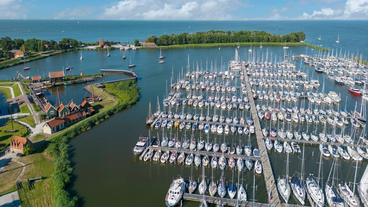 Zuiderzeemuseum und Compagnieshaven in Enkhuizen. Provinz Nordholland in den Niederlanden Luftaufnahme mit Zuiderzeemuseum, Compagnieshaven und IJsselmeer, Enkhuizen, Nordholland, Niederlande, Europa Copyright: xZoonar.com/JürgenxWackenhutx 19850417