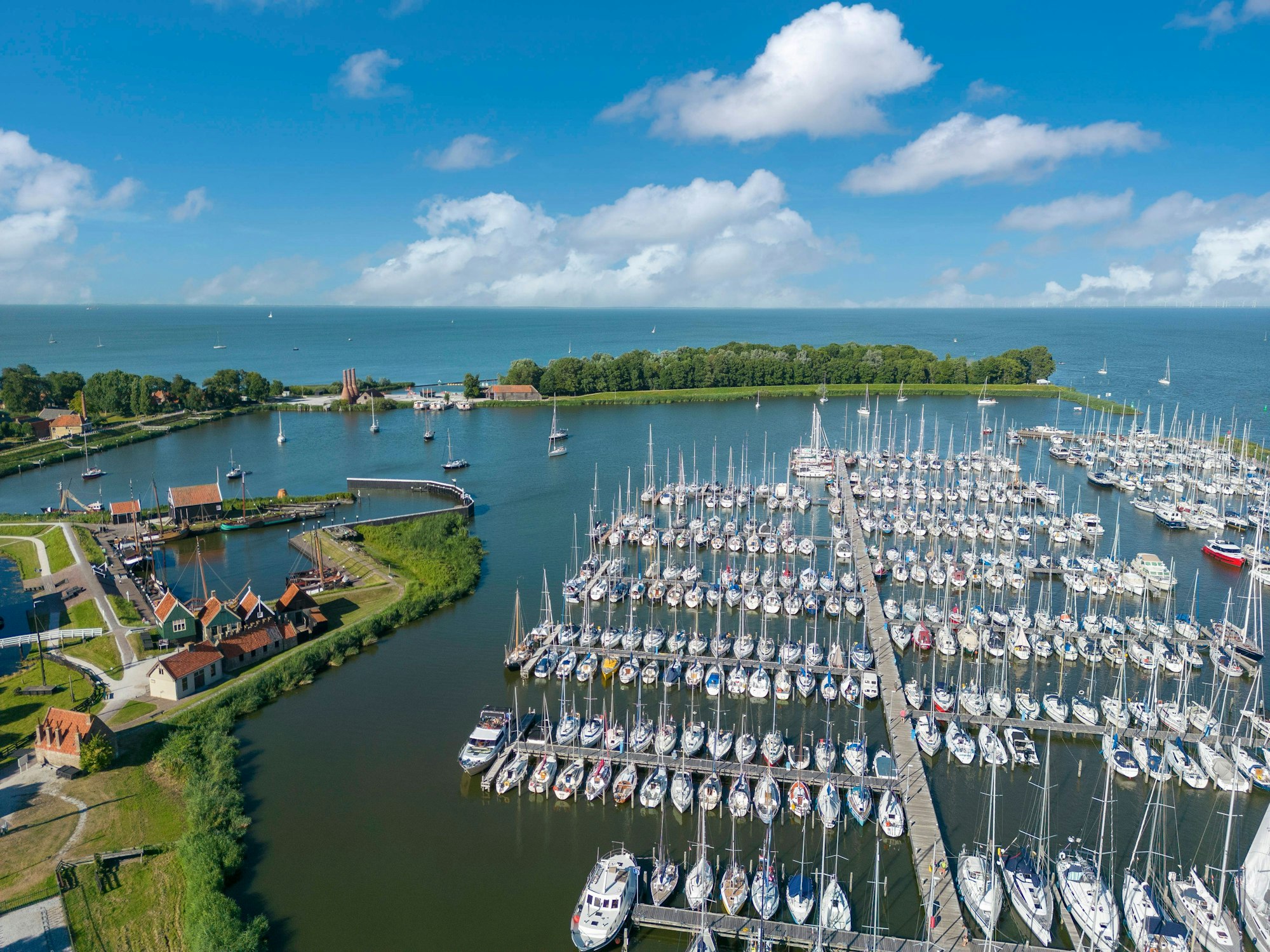 Zuiderzeemuseum und Compagnieshaven in Enkhuizen. Provinz Nordholland in den Niederlanden Luftaufnahme mit Zuiderzeemuseum, Compagnieshaven und IJsselmeer, Enkhuizen, Nordholland, Niederlande, Europa Copyright: xZoonar.com/JürgenxWackenhutx 19850417