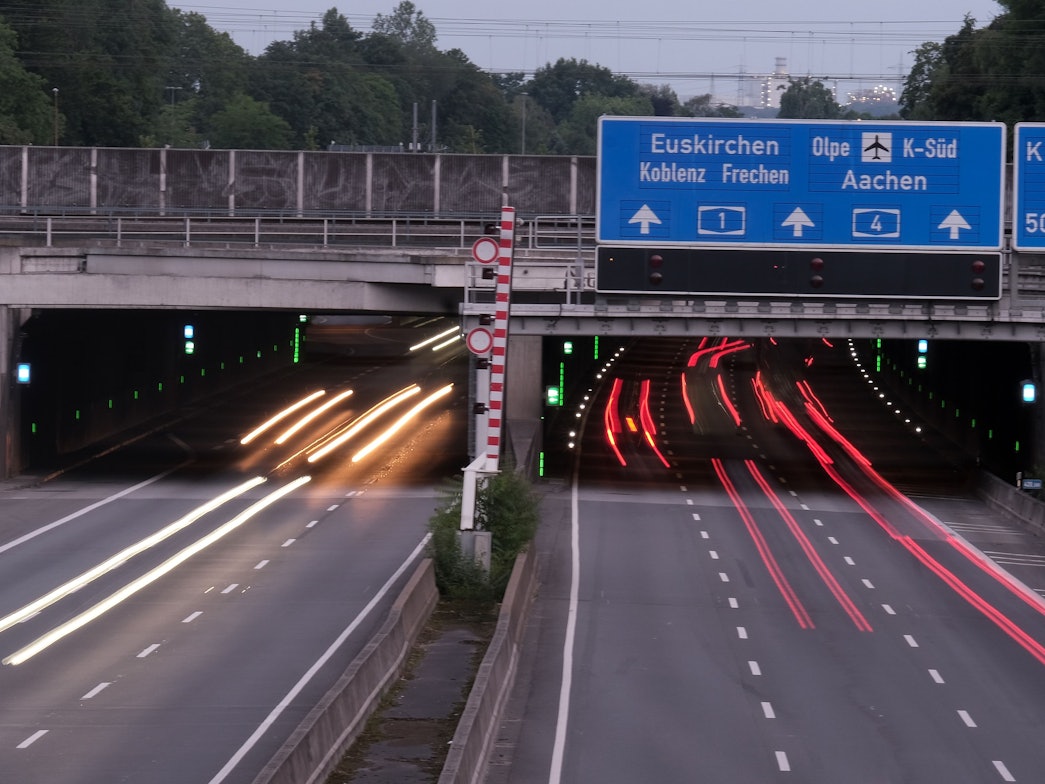 Hier in Nähe zum Autobahnkreuz Köln West am Autobahntunnel in Lövenich konnte die alarmierte Autobahnpolizei die beiden Luxus-Autos stoppen.