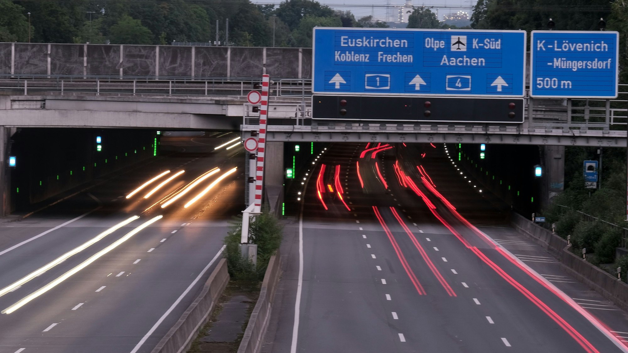 Hier in Nähe zum Autobahnkreuz Köln West am Autobahntunnel in Lövenich konnte die alarmierte Autobahnpolizei die beiden Luxus-Autos stoppen.