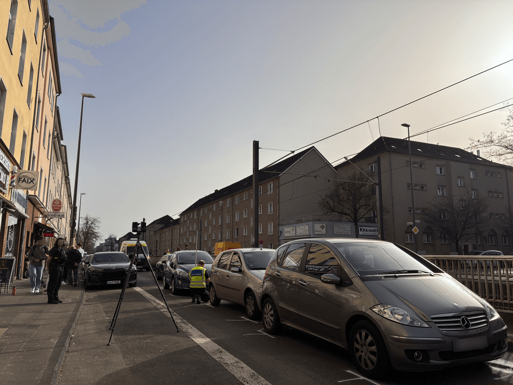Die Neusser Straße war während der Unfallaufnahme stadtauswärts gesperrt.