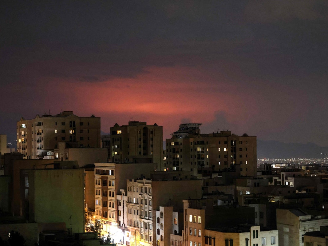 Rauch steigt während Luftangriffen in der iranischen Hauptstadt Teheran am 6. März 2026 auf. Der Iran seinerseits hat eigenen Angaben zufolge eine neue Welle an Raketen auf Israel gefeuert.