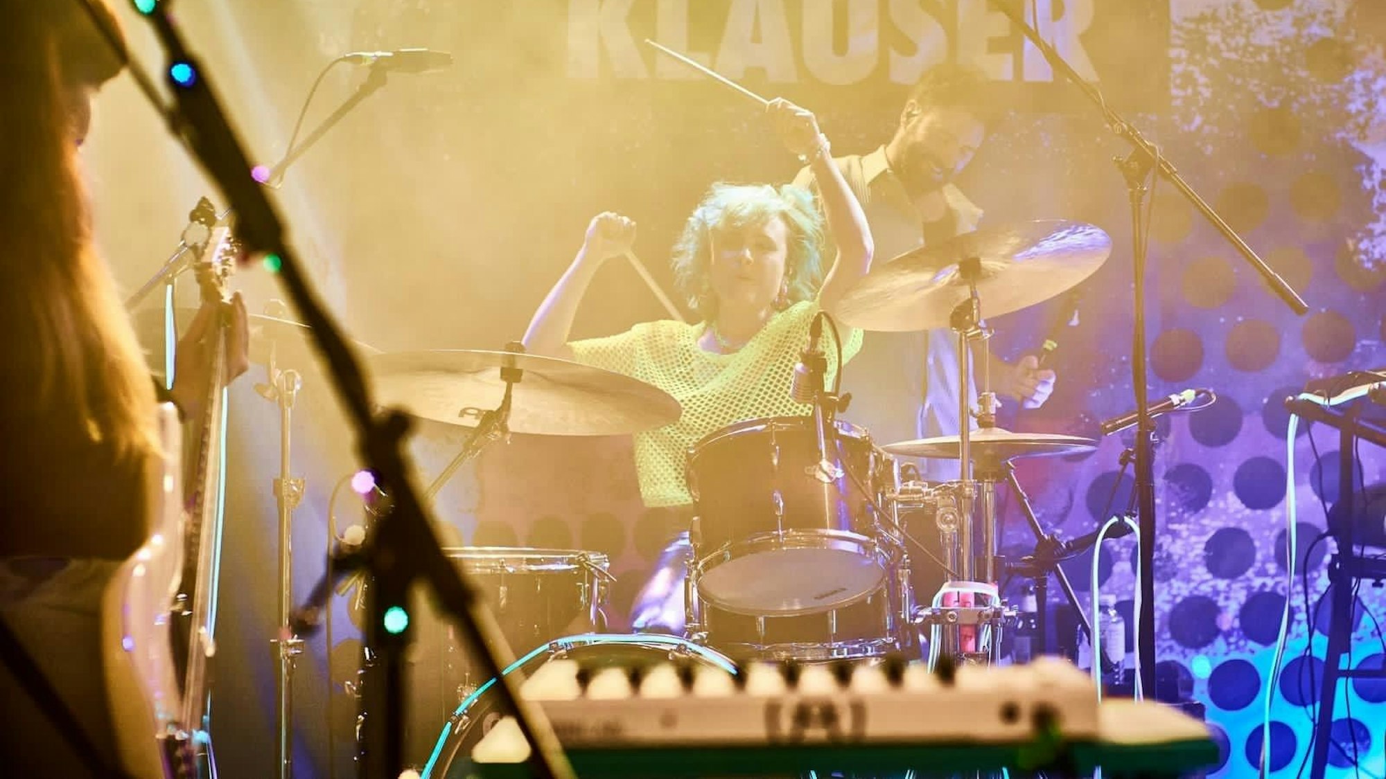 Charly Klauser sitzt am Schlagzeug.