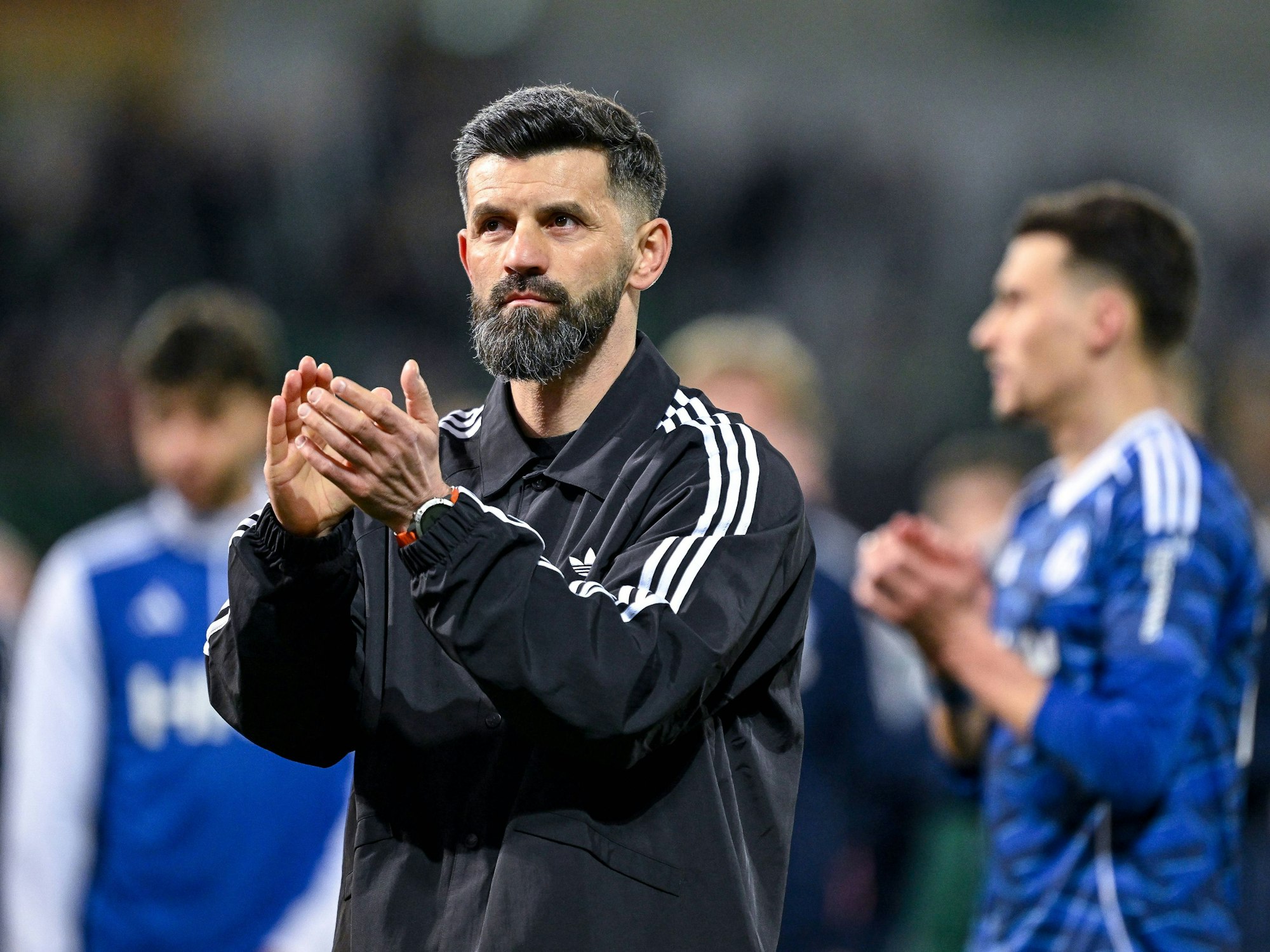 Schalke-Trainer Miron Muslic applaudiert.