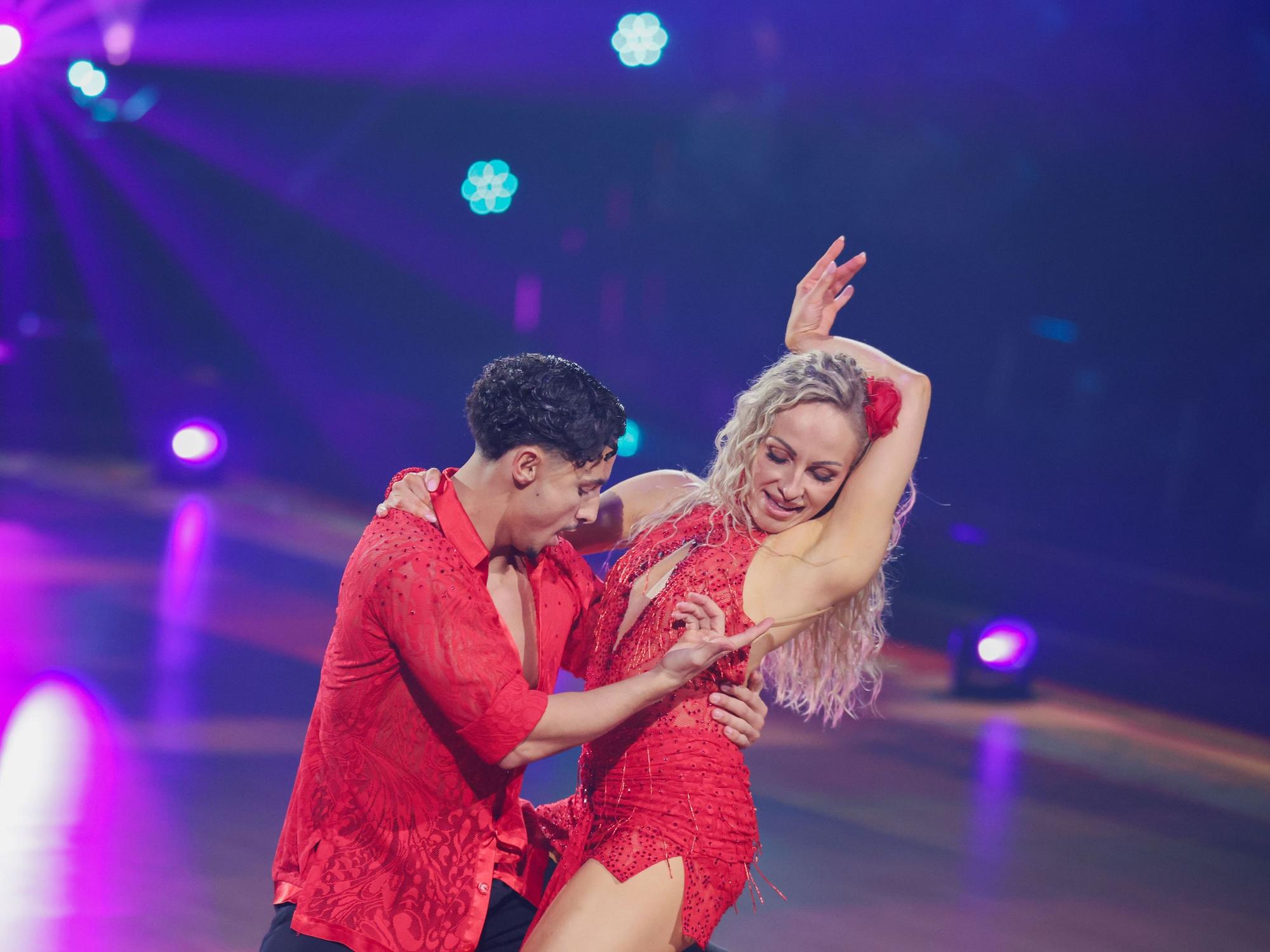 Milano, Sänger, und Marta Arndt, Profitänzerin, tanzen in der RTL-Tanzshow «Let's Dance» im Coloneum.