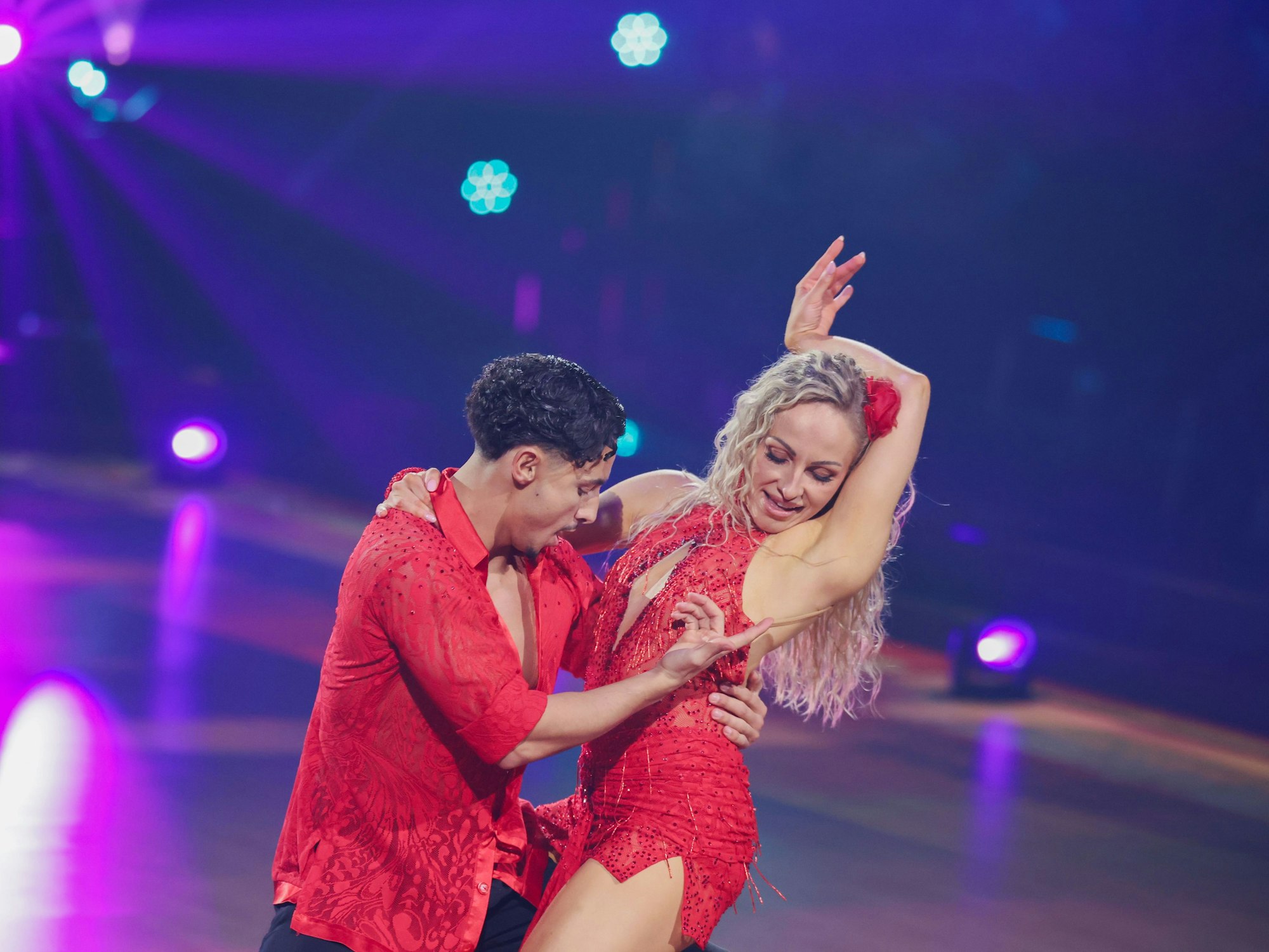 Milano, Sänger, und Marta Arndt, Profitänzerin, tanzen in der RTL-Tanzshow «Let's Dance» im Coloneum.
