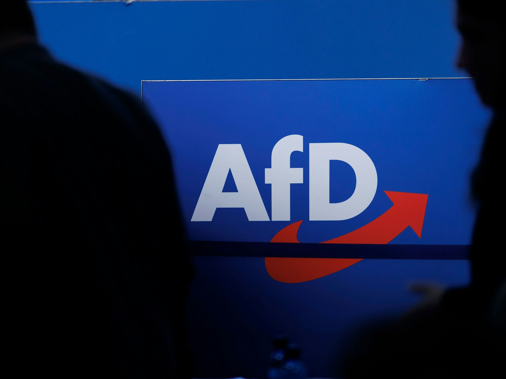 ARCHIV - 28.07.2023, Sachsen-Anhalt, Magdeburg: Parteilogo der AfD (zu dpa: «Wahl-Drama in vier Akten») Foto: Carsten Koall/dpa +++ dpa-Bildfunk +++