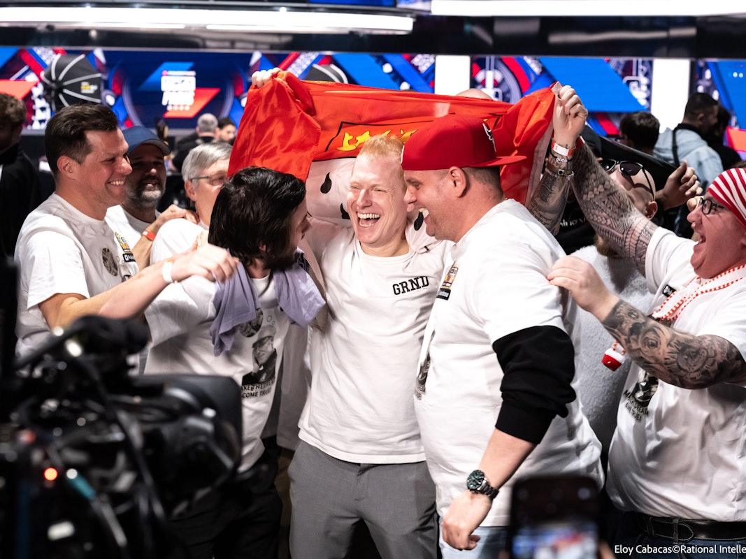 Nach Platz zwei beim Pokerturnier jubelt der Kölner Felix Schneiders.