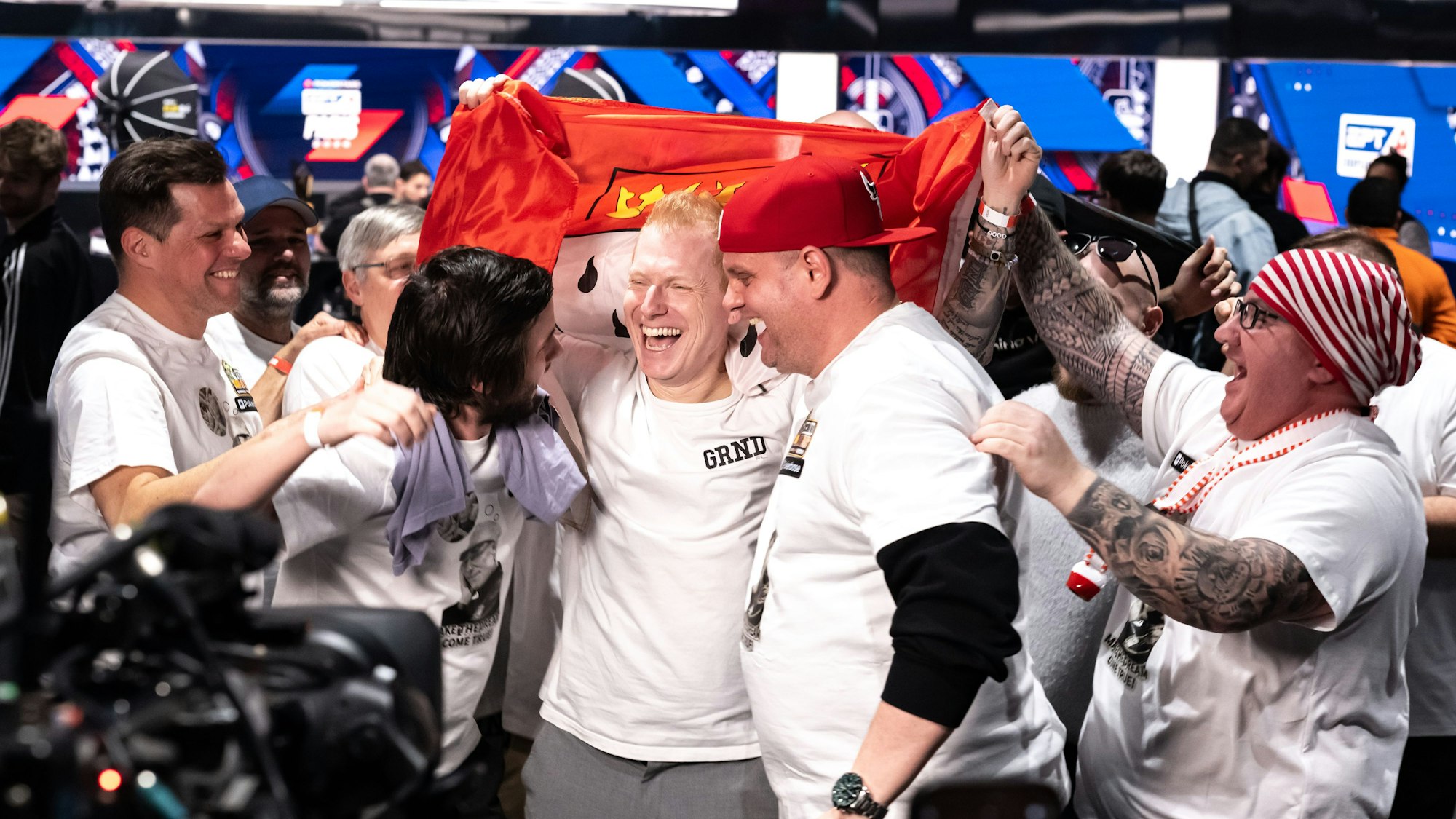 Nach Platz zwei beim Pokerturnier jubelt der Kölner Felix Schneiders.