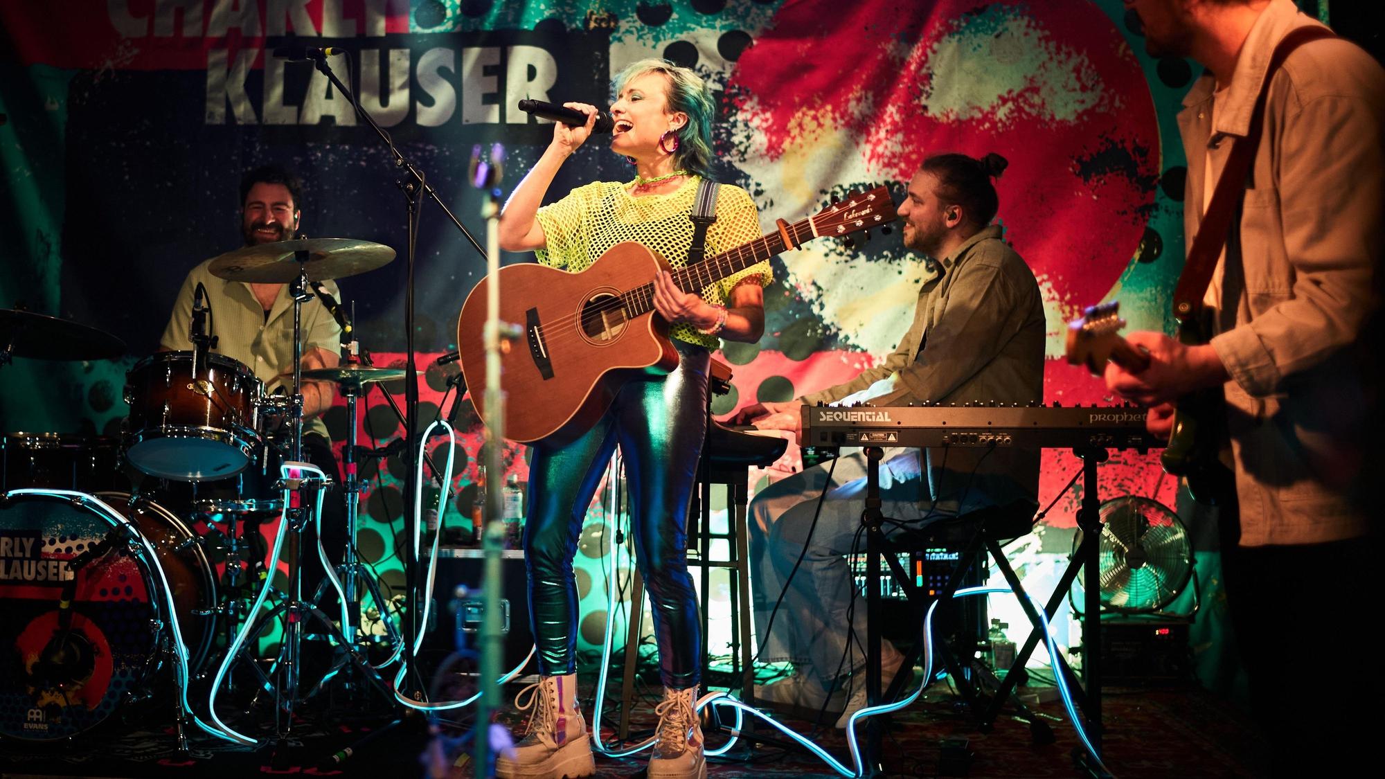 Charly Klauser mit ihrer Band auf der Bühne.