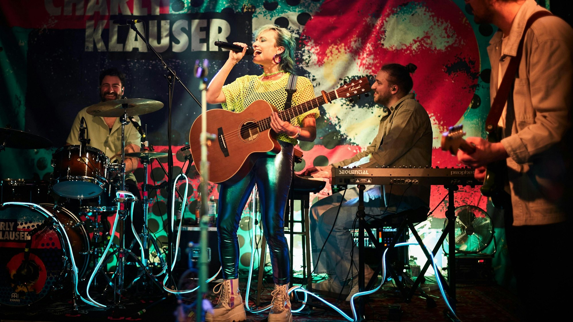 Charly Klauser mit ihrer Band auf der Bühne.