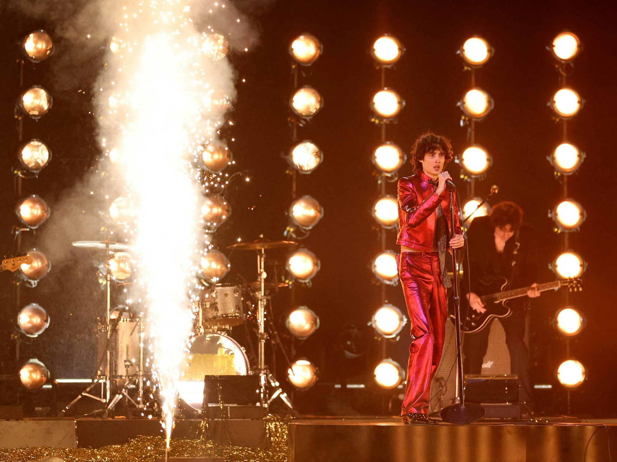 Sombr steht mit seiner Band auf der Bühne.
