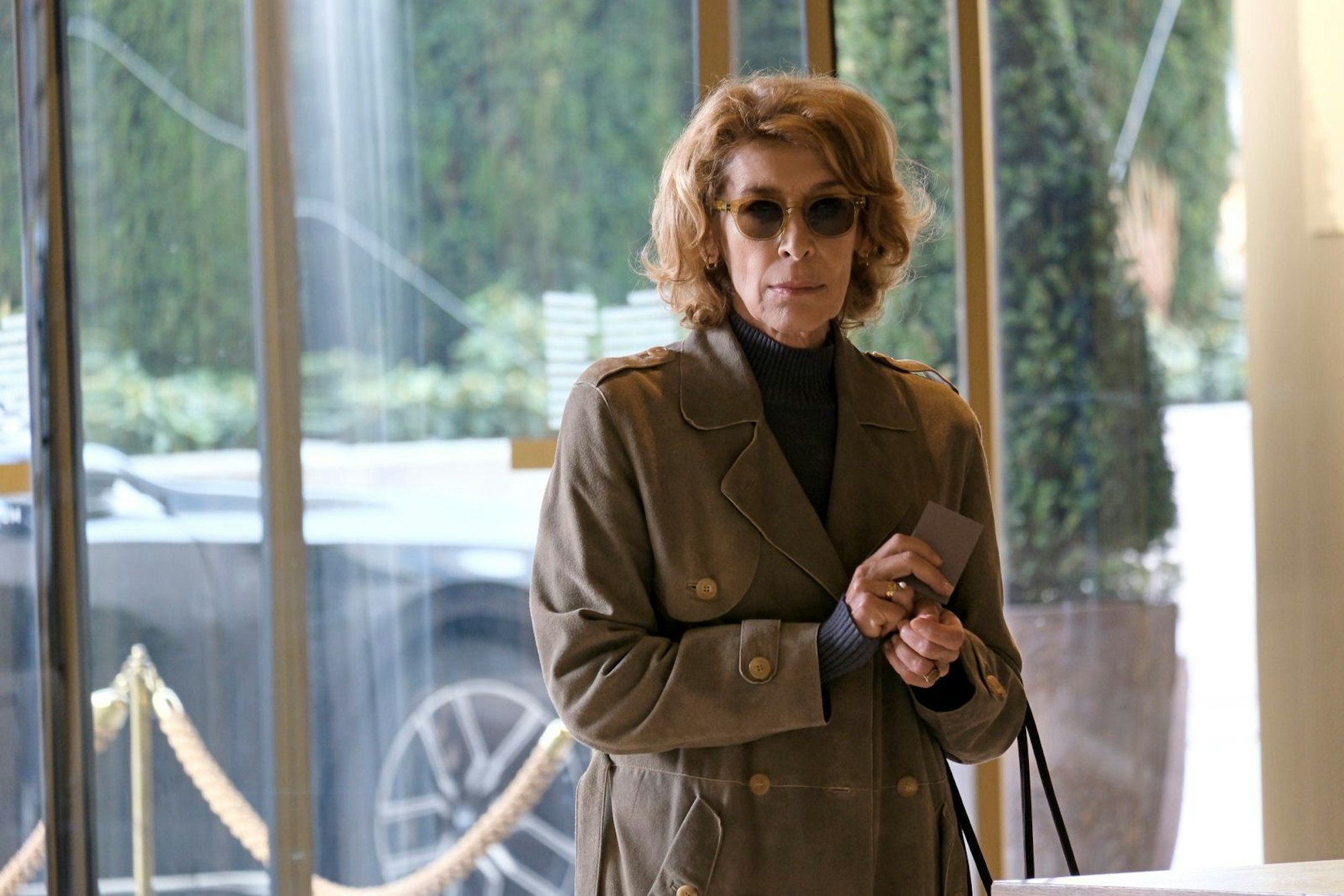 „Wir sehen viel zu selten ältere Frauen mit einem jüngeren Mann an ihrer Seite“: Adele Neuhauser packt gerne konfliktträchtig Themen in ihren Filmen an. Im Interview anlässlich des Starts von „Makellos - Eine kurze Welle des Glücks“ philosophiert die 67-Jährige unverblümt über die Lust älterer Frauen. (Bild: BR/Bavaria Fiction GmbH/Jacqueline Krause-Burberg)