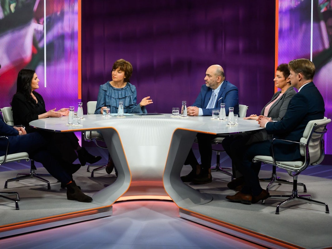 Die Runde bei „Maybrit Illner“ beschäftigte sich am Donnerstagabend mit den Zukunftsaussichten des Iran. (Bild: ZDF/ Jule Roehr )