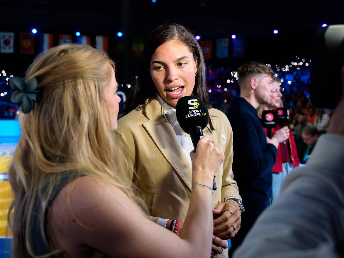 Handballerin Lucie-Marie Kretzschmar bei einem TV-Interview als Expertin.