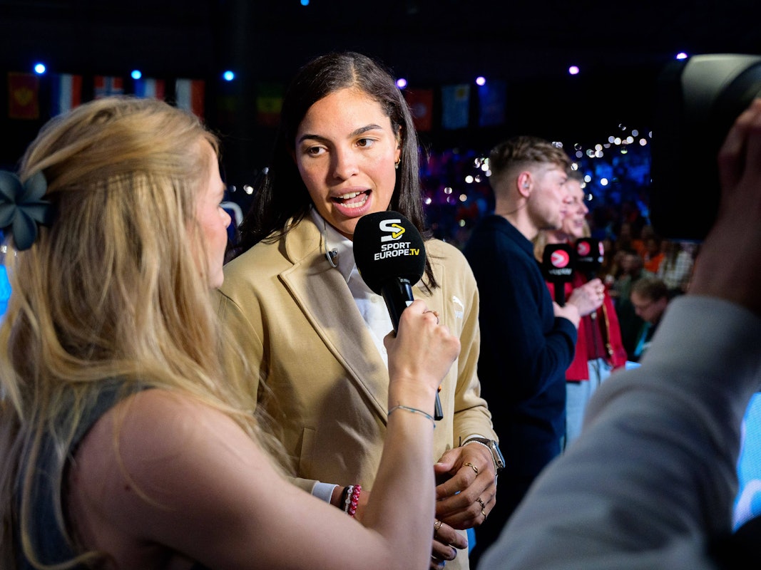 Handballerin Lucie-Marie Kretzschmar bei einem TV-Interview als Expertin.