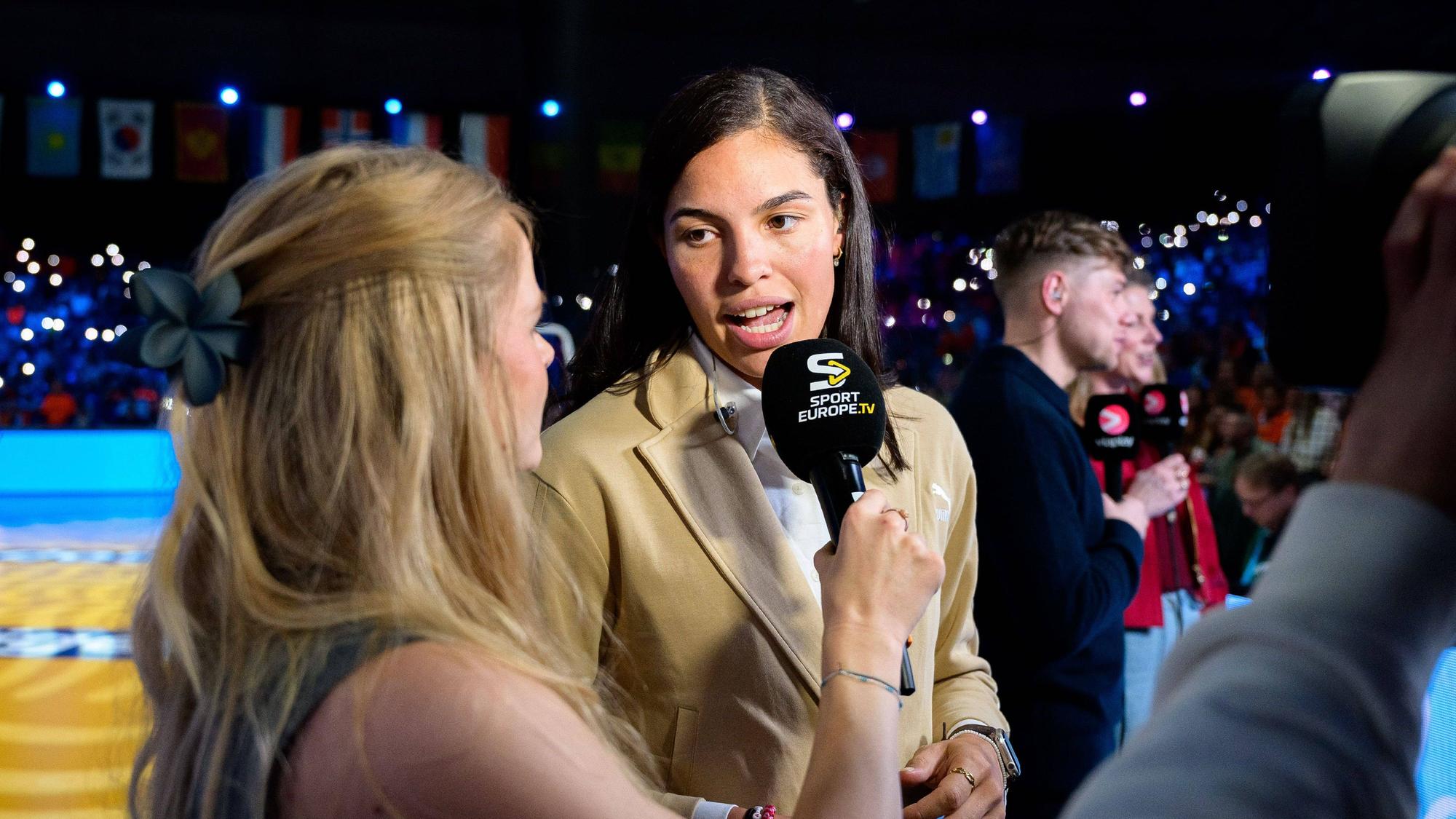 Handballerin Lucie-Marie Kretzschmar bei einem TV-Interview als Expertin.