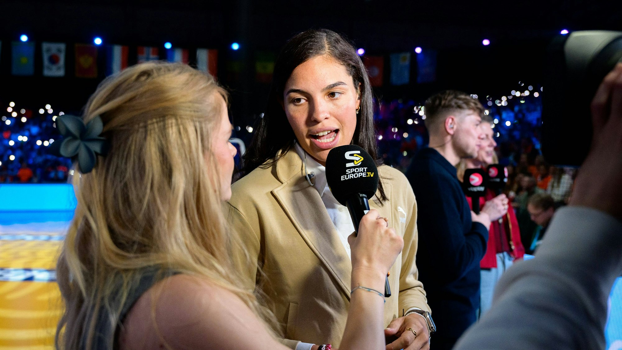 Handballerin Lucie-Marie Kretzschmar bei einem TV-Interview als Expertin.
