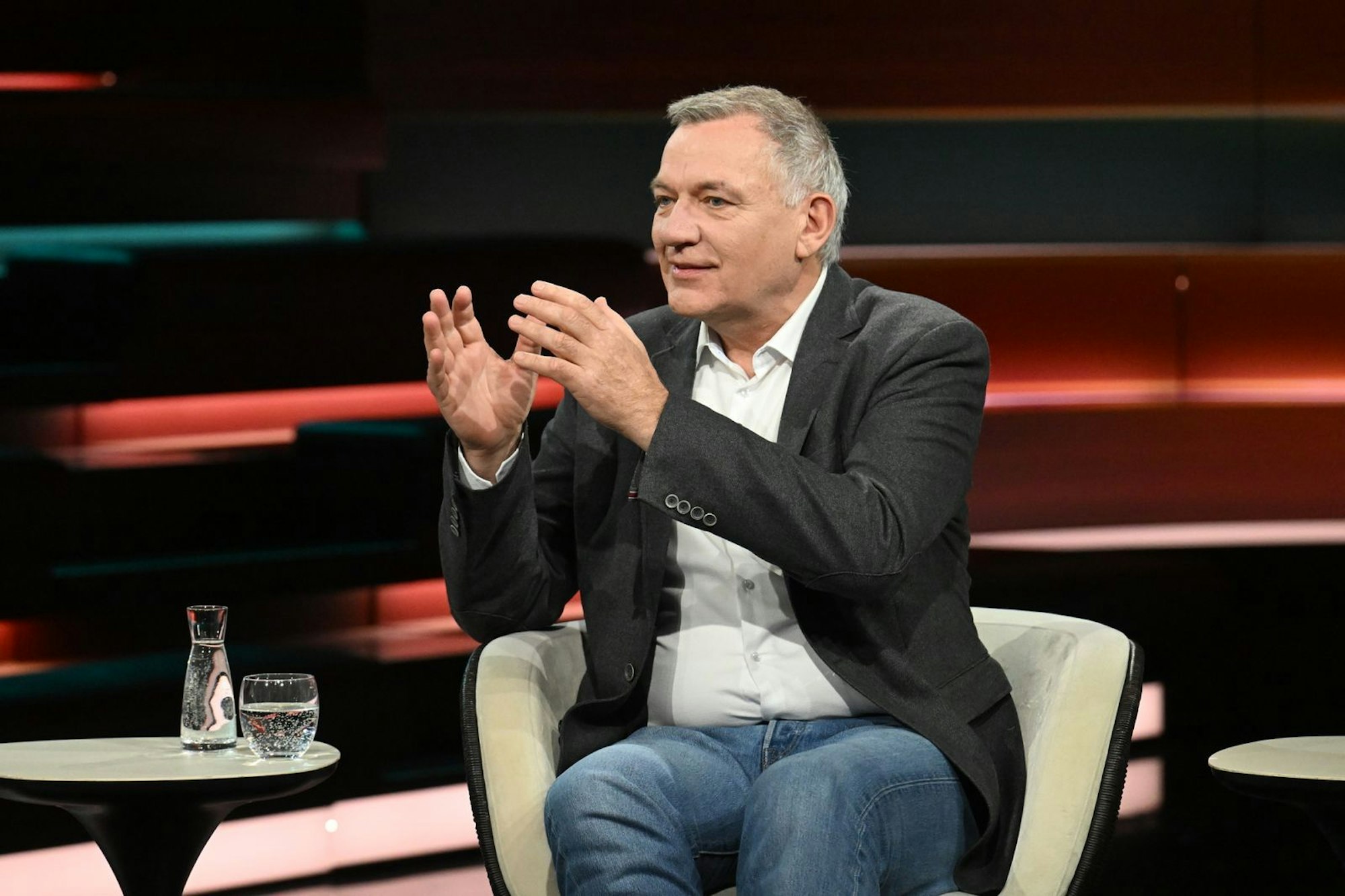 Linken-Chef Jan van Aken äußerte bei „Markus Lanz“ den Vorwurf: „Diejenigen, die für einen Afghanistan-Einsatz gestimmt haben, wollten das nie hören, dass da auch Menschen sterben.“ (Bild: ZDF / Markus Hertrich)