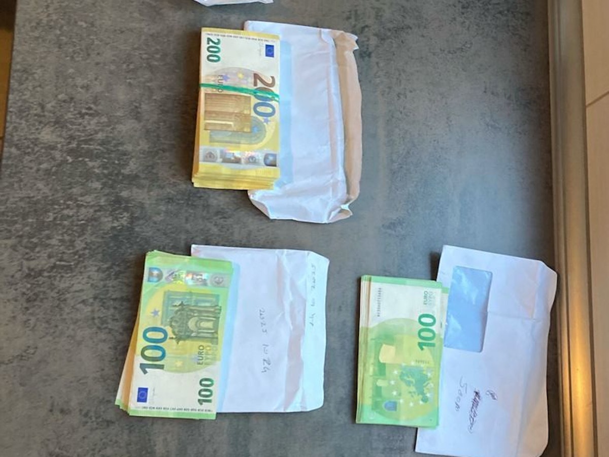 Ein großer Haufen Bargeld liegt auf einem Tisch.