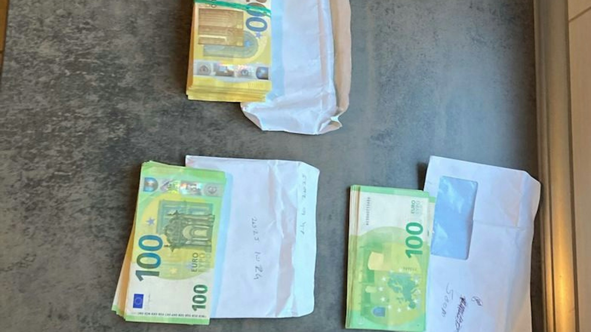 Ein großer Haufen Bargeld liegt auf einem Tisch.