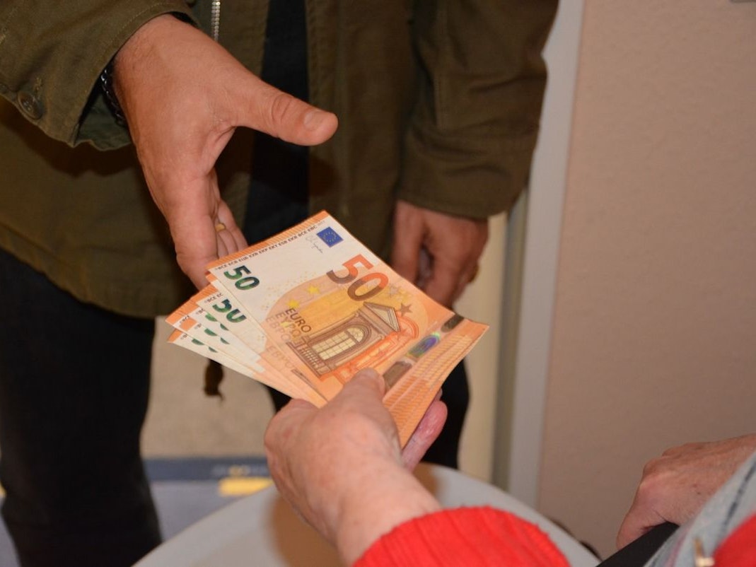 Falsche Bankmitarbeiter betrügen Seniorin in Hilden.