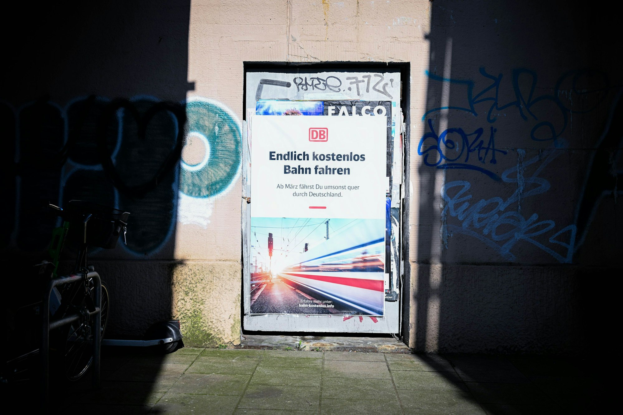 Ein gefälschtes Werbeplakat für Gratisfahrten bei der DB hängt neben dem Bahnhof Walle in Bremen.