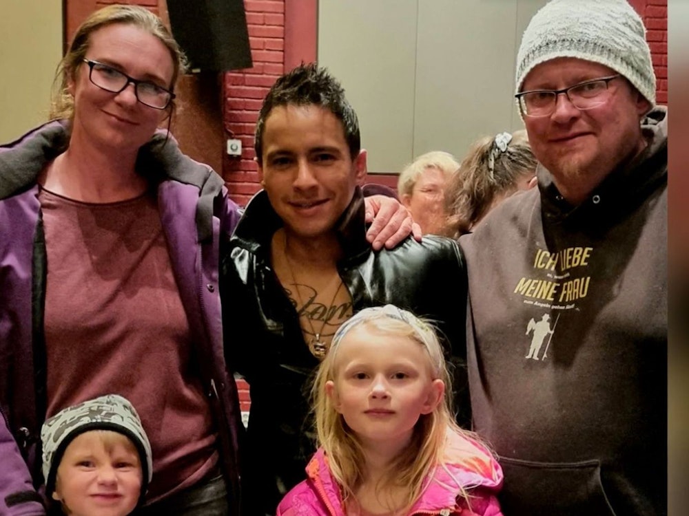 Popstar Jon Henrik Fjällgren (Mitte) möchte der Auswanderer-Familie helfen. (Bild: RTL)