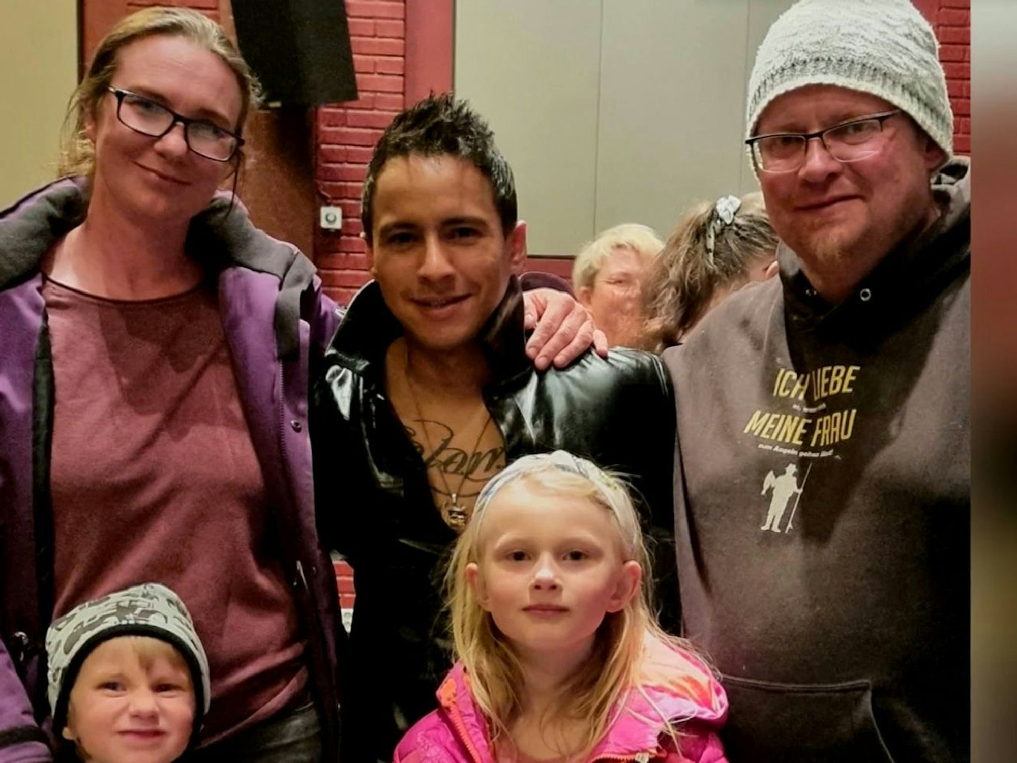 Popstar Jon Henrik Fjällgren (Mitte) möchte der Auswanderer-Familie helfen. (Bild: RTL)