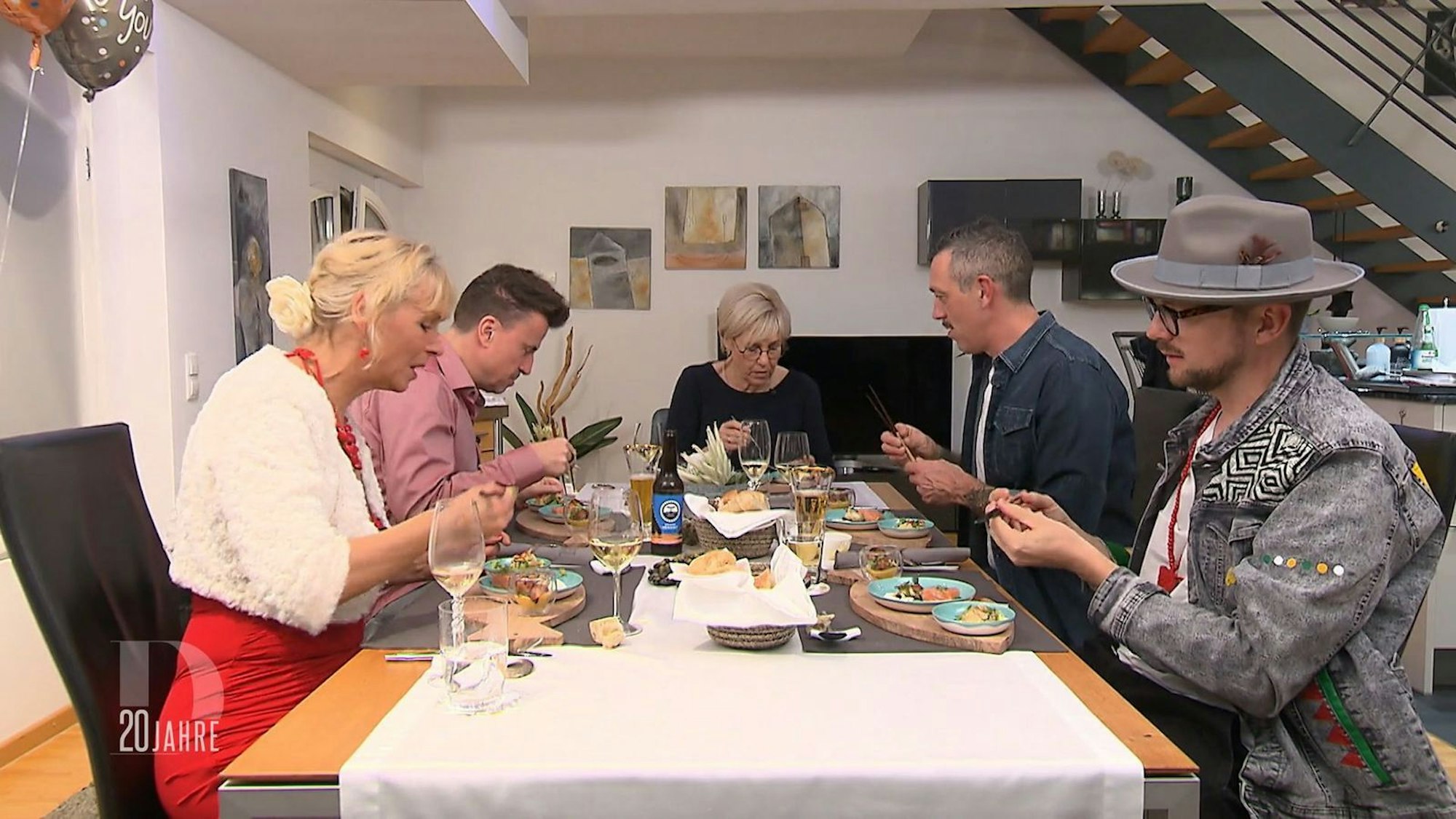 Die letzte Vorspeise der Jubiläumswoche steht auf dem Tisch. Von links: Gunni, Eik, Katrin, Moritz und Ees.
(Bild: RTL)